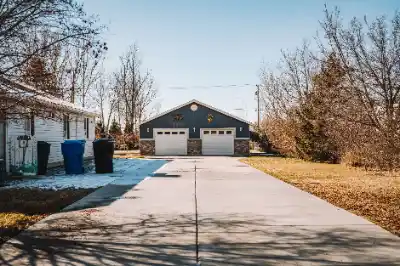 Wide suburban driveway beside residential house | Charleston Concrete